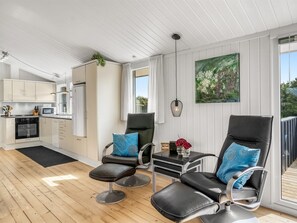 Kühlschrank, Mikrowelle, Geschirrspüler, Kochgeschirr/Geschirr/Besteck