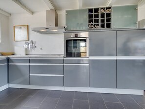 Kühlschrank, Ofen, Geschirrspüler, Hochstuhl