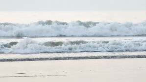 Una platja amb onades que trenquen a la riba.