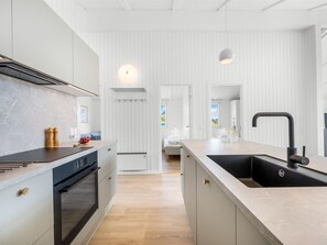 Jääkaappi, mikroaaltouuni, uuni, astianpesukone
