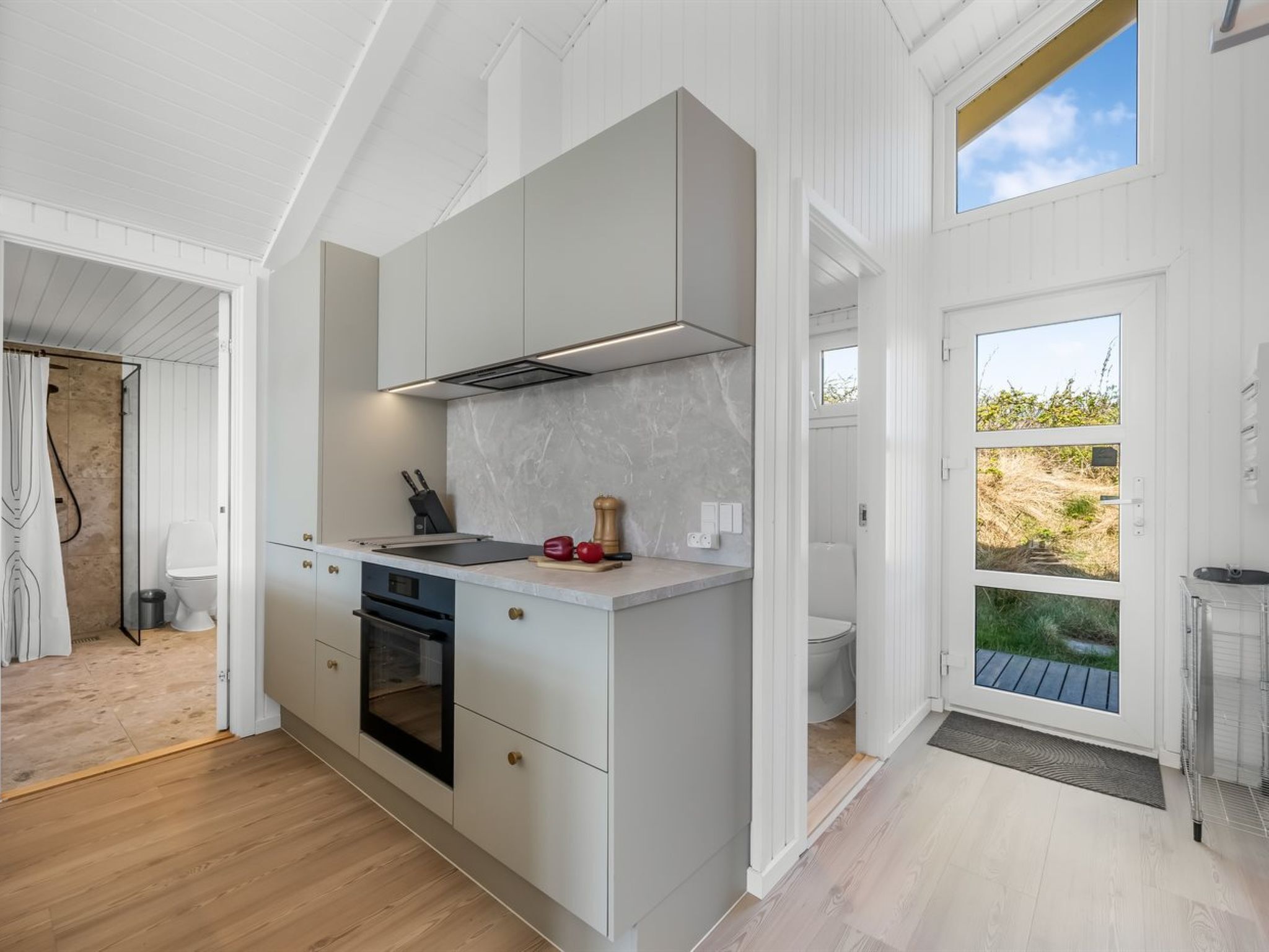 Kylskåp, mikrovågsugn, ugn och diskmaskin