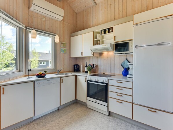 Kylskåp, mikrovågsugn, diskmaskin och barnstol