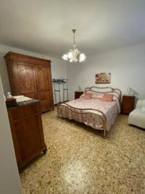 2 sovrum, strykjärn/strykbräda, wi-fi och sängkläder