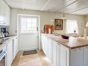 Fridge, microwave, dishwasher, cookware/dishes/utensils