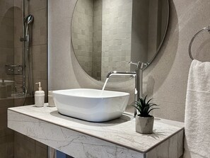 Shower, hair dryer, towels
