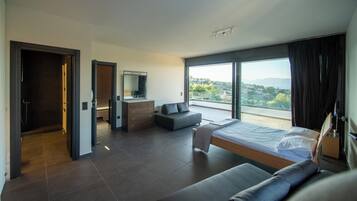 4 makuuhuonetta, työpöytä, äänieristys, silitysrauta/-lauta