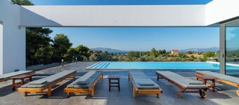 Minimal Brand new Villa With Private Pool Close to Athens
