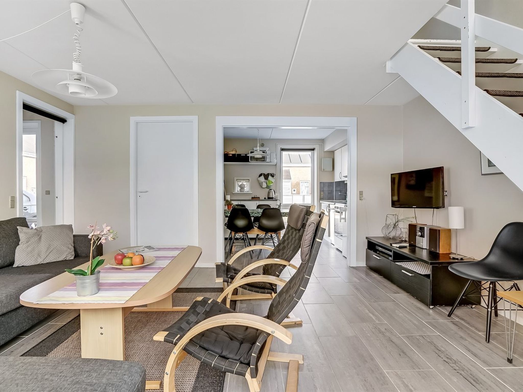 Una televisión, un reproductor de DVD