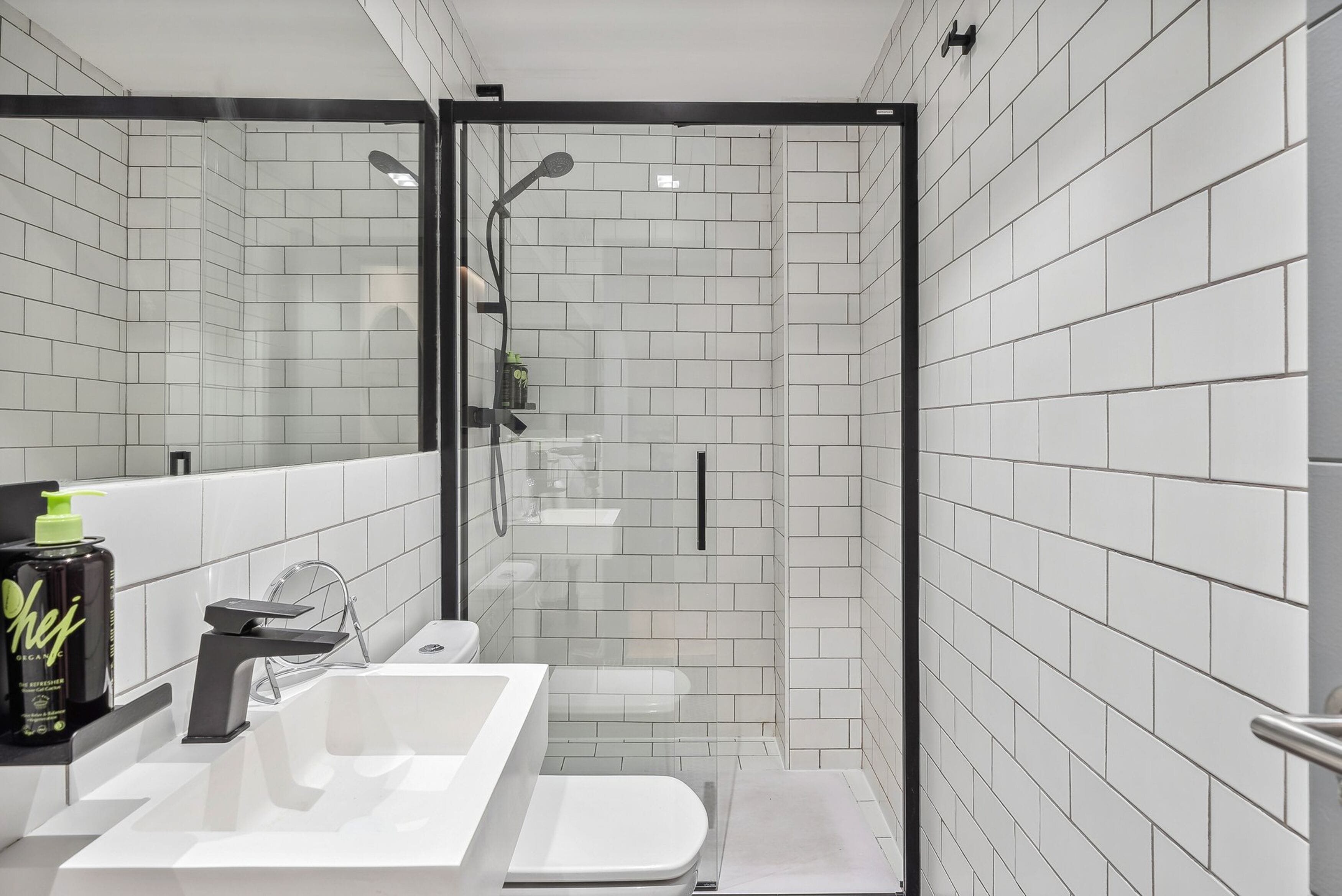 One-Bedroom Apartment | ห้องน้ำ | ของใช้ในห้องน้ำเป็นมิตรต่อสิ่งแวดล้อม, ไดร์เป่าผม, ผ้าเช็ดตัว, สบู่