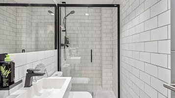 One-Bedroom Apartment | Banheiro | Produtos de toalete biodegradáveis, secador de cabelo, toalhas de banho