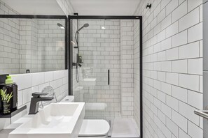 One-Bedroom Apartment | Banheiro | Produtos de toalete biodegradáveis, secador de cabelo, toalhas de banho 