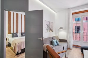 One-Bedroom Apartment with balcony | Zona de estar | Televisión de pantalla plana de 50 pulgadas con canales por cable