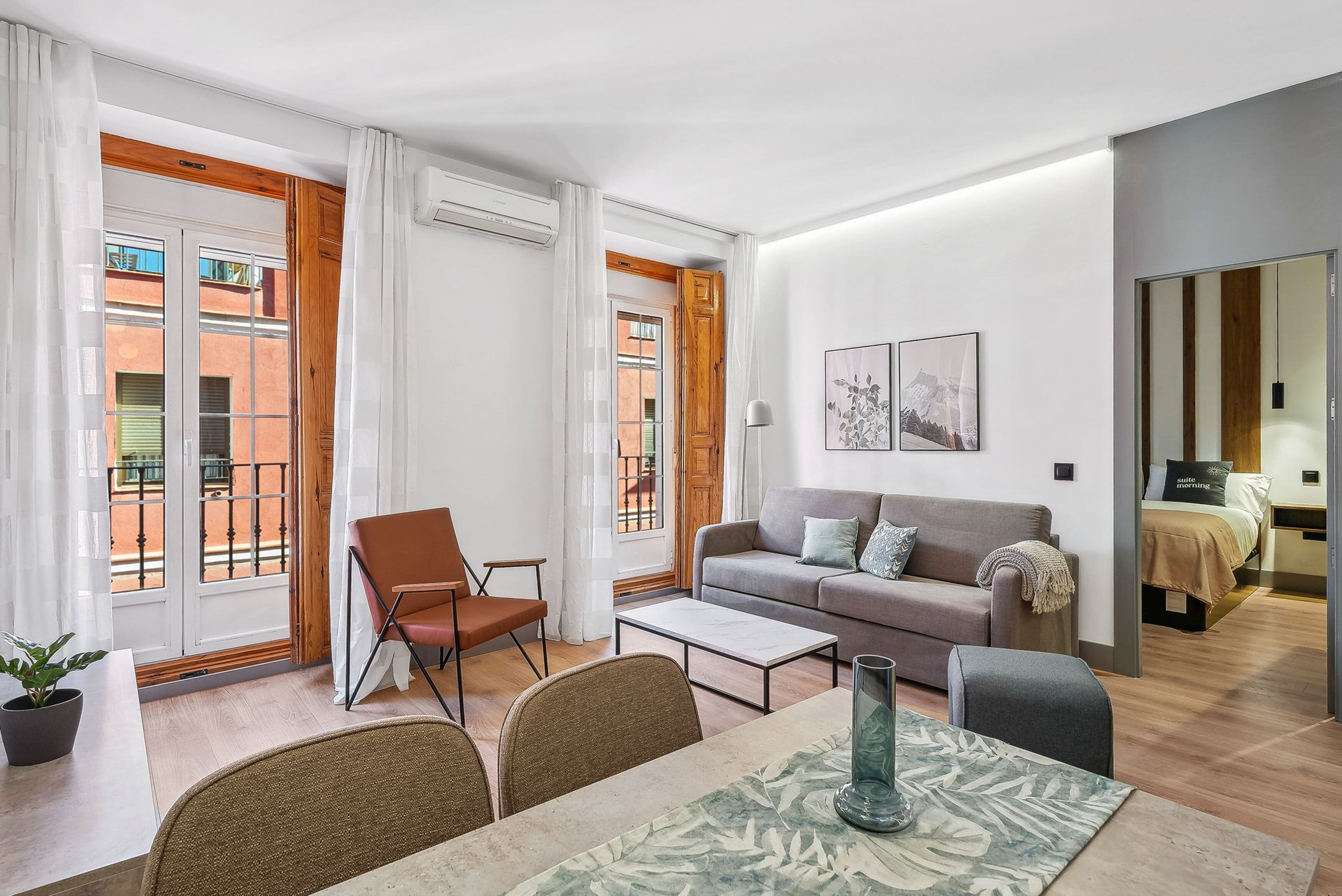 One-Bedroom Apartment with balcony | Wohnbereich | 50-Zoll-Flachbildfernseher mit Kabelempfang