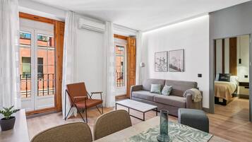 One-Bedroom Apartment with balcony | Wohnbereich | 50-Zoll-Flachbildfernseher mit Kabelempfang