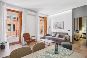 One-Bedroom Apartment with balcony | Woonruimte | Een 50-inch flatscreentelevisie met kabelzenders