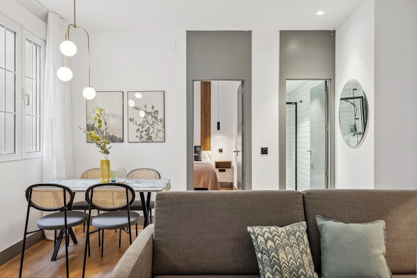 One-Bedroom Apartment | Zona de estar | Televisión de pantalla plana de 50 pulgadas con canales por cable