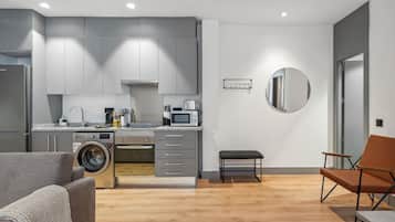 One-Bedroom Apartment | Cocina privada | Frigorífico, placa de cocina y máquina de café espresso