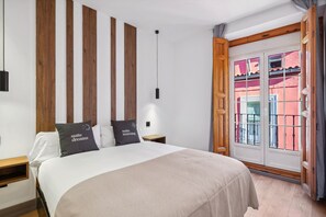 One-Bedroom Apartment with balcony | Individuell dekoriert, individuell eingerichtet, Schreibtisch