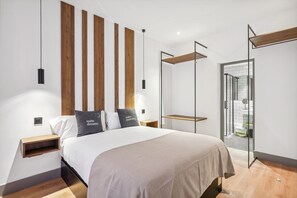 One-Bedroom Apartment with balcony | Individuell dekoriert, individuell eingerichtet, Schreibtisch