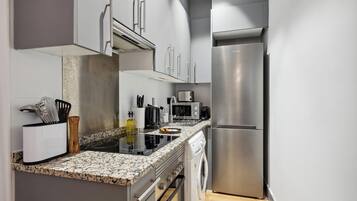 Frigorífico, placa de cocina y máquina de café espresso