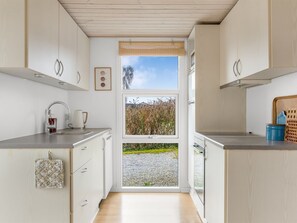 Refrigerador, microondas, lavavajillas y utensilios de cocina 