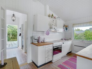 Køleskab, mikrobølgeovn, opvaskemaskine, køkkentøj/tallerkener/redskaber