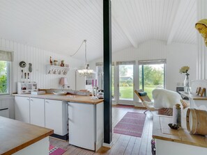 Refrigerador, microondas, lavavajillas, utensilios de cocina