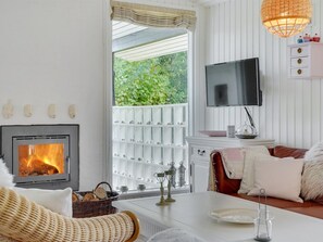 Televisión, chimenea, reproductor de DVD