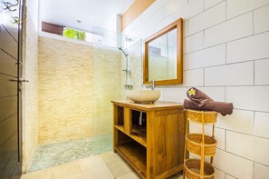 Shower, jetted tub, hair dryer, towels