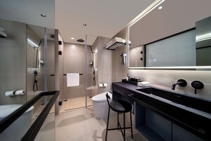 Shower, rainfall showerhead, free toiletries, hair dryer