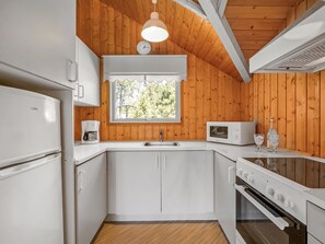 Fridge, microwave, oven, cookware/dishes/utensils - "Clea" - 800m from the sea by Interhome (Vejers Strand)