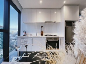 Fridge, microwave, oven, stovetop - Crown/Swimming Pool/Ocean View/KingBed/Prima Tower (Southbank)