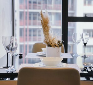 Dining - Crown/Swimming Pool/Ocean View/KingBed/Prima Tower (Southbank)