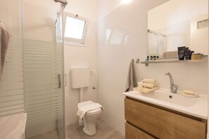 Apartment | Bathroom | Shower, free toiletries, hair dryer, towels