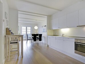Kylskåp, mikrovågsugn, diskmaskin och grytor/köksredskap