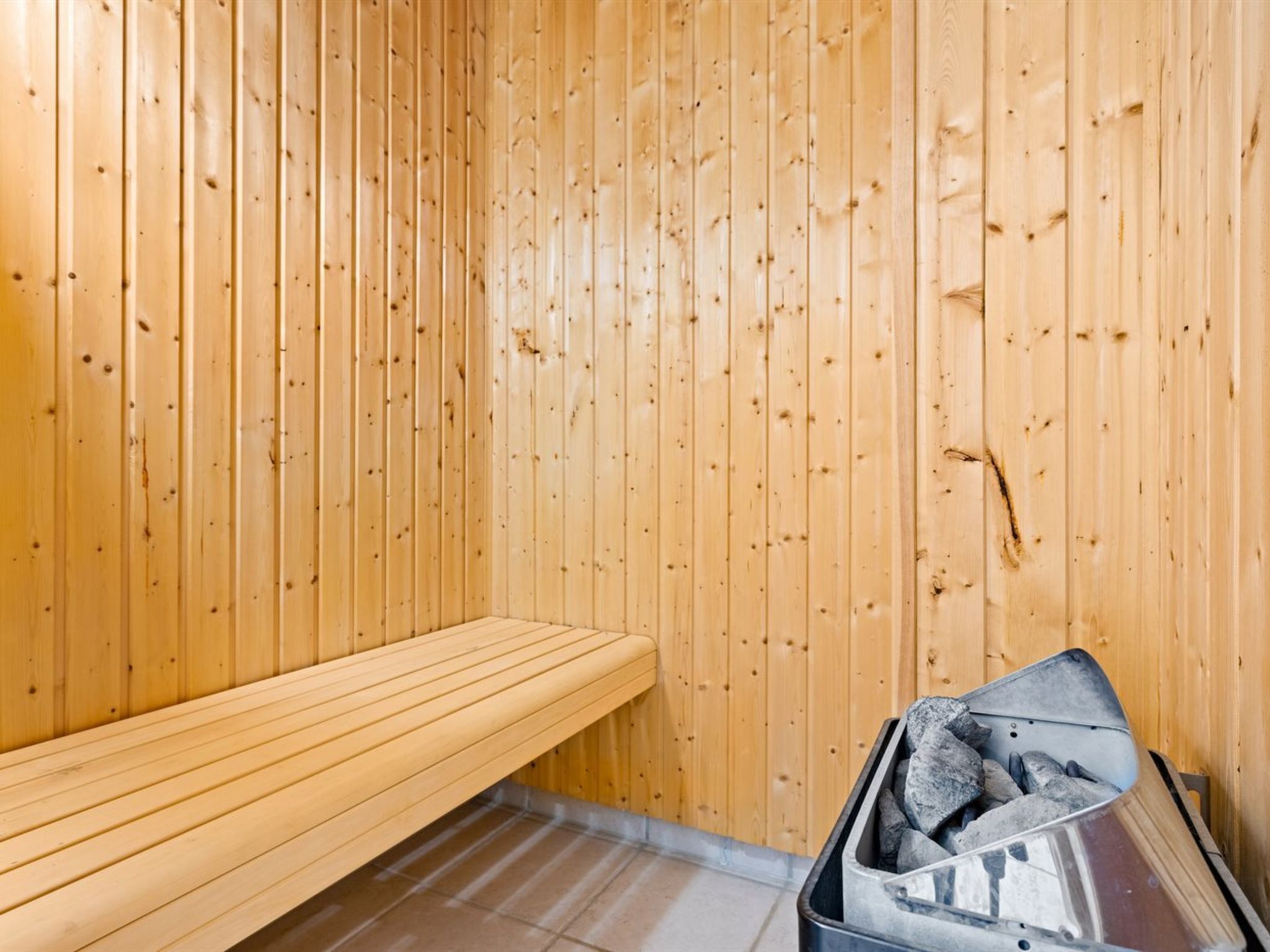 Sauna, jossa on puuseinät ja penkki.