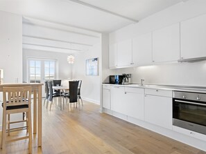 Kylskåp, mikrovågsugn, diskmaskin och grytor/köksredskap