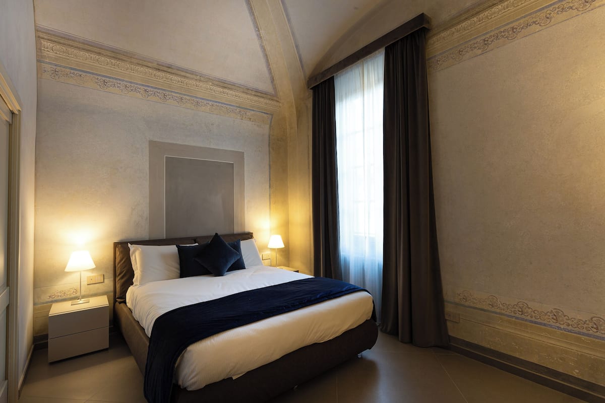 2 slaapkamers, donzen dekbedden, een kluis op de kamer, een bureau