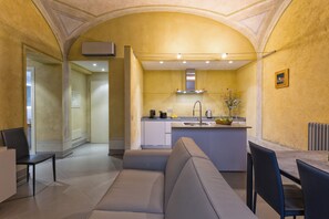Superior-Apartment (Ditale) | Eigene Küche | Großer Kühlschrank, Mikrowelle, Ofen, Herdplatte