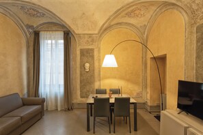 Superior-Apartment (Rocchetto) | Wohnbereich | LED-Fernseher, Streaming-Dienste