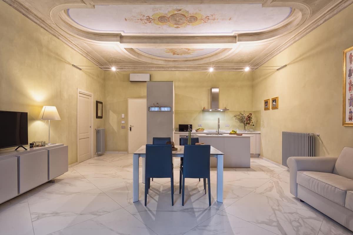 Deluxe appartement (Occhiali) | Woonruimte | Een ledtelevisie en streamingdiensten