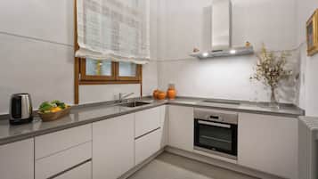 Departamento Deluxe (Bottone) | Cocina privada | Refrigerador con congelador, microondas, horno y parrilla de estufa