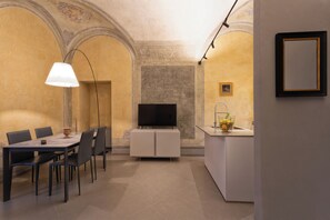 Apartamento superior (Rocchetto) | Área de estar | TV LED, serviços de streaming