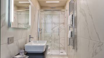 Deluxe Apartment (Bottone) | Bathroom | Shower, rainfall showerhead, hair dryer, bidet