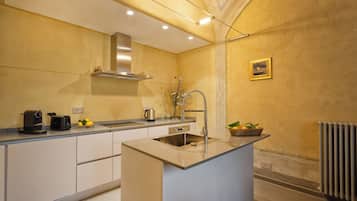 Deluxe Apartment (Occhiali) | Private kitchen | Full-sized fridge, microwave, oven, stovetop