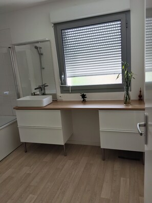 Shower, hair dryer, towels, soap - 3 Bedroom Private vacation home in Blanquefort (Blanquefort)