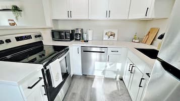 Fridge, microwave, stovetop, dishwasher