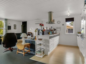 Kühlschrank, Mikrowelle, Geschirrspüler, Kochgeschirr/Geschirr/Besteck