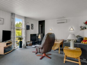 TV, fireplace, DVD player - "Aima" - 400m from the sea by Interhome (Hals)