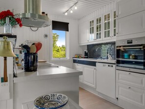 Kühlschrank, Mikrowelle, Geschirrspüler, Kochgeschirr/Geschirr/Besteck